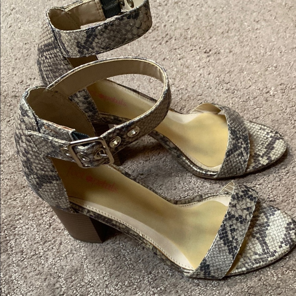 Bar III Mikayla 7.5M Gray Tan Snakeskin Chunky Heel Sandals with Ankle Strap Sum